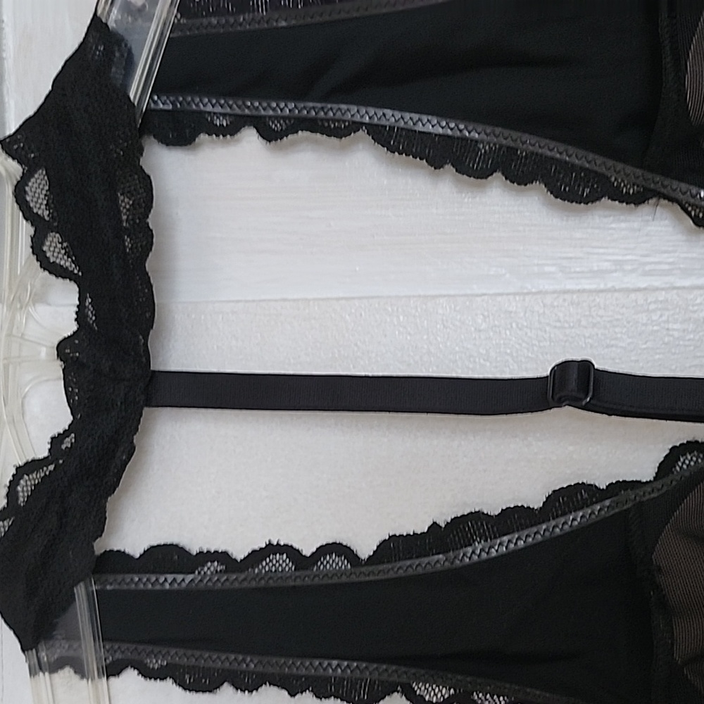 PINK Lace Bralette π€ - Picture 3 of 7